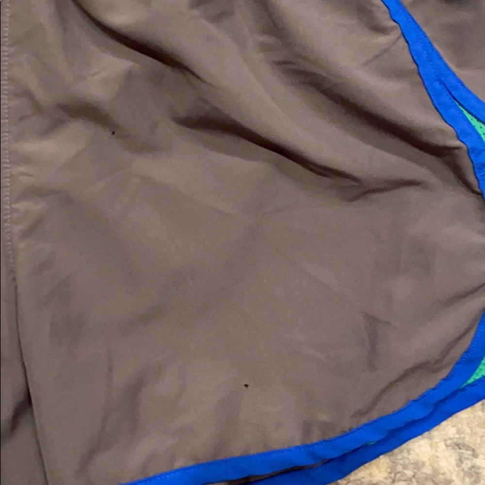 UNDER ARMOUR RUNNING SHORTS - Picture 2 of 4